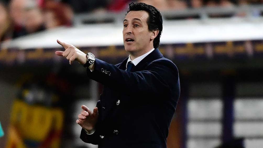 Unai Emery durante dirige un duelo en la Liga Premier 