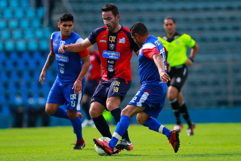 Luis Gabriel Rey en un juego de leyendas en el Estadio Azul 