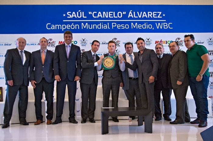 Eddy Reynoso en un evento público junto al 'Canelo' y empresarios 