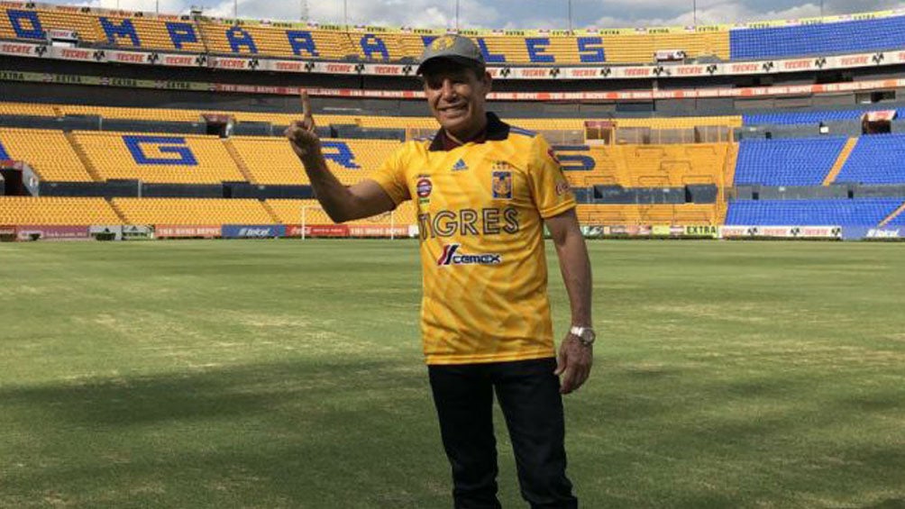 Julio César Chávez posa con la camiseta de Tigres 