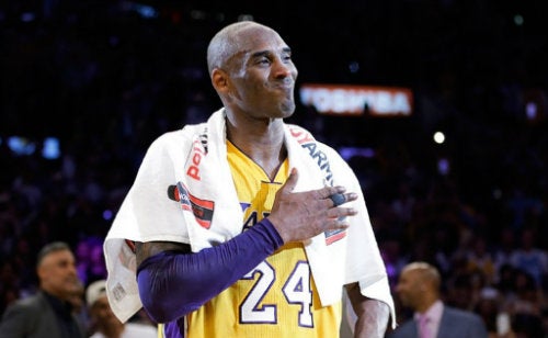 Kobe Bryant al final de un partido de los Lakers