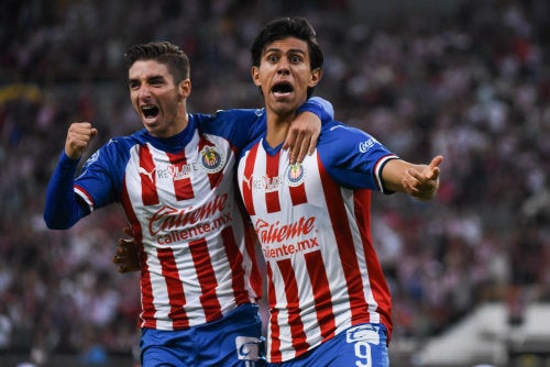 Macías y el Conejito Brizuela celebran un gol