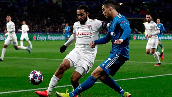 Pelea por el esférico en el Olympique de Lyon vs Juventus