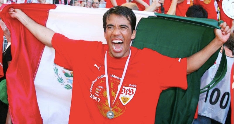 Pavel Pardo como campeón en ls Bundesliga en 2007