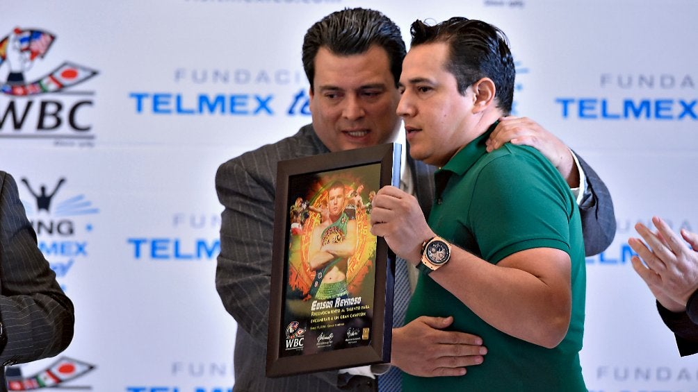 Eddy Reynoso junto a Mauricio Sulaimán en un evento público 