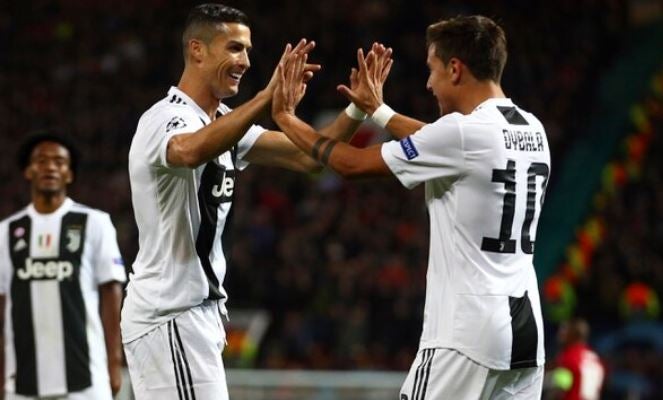 Cristiano Ronaldo y Dybala festejan un gol 