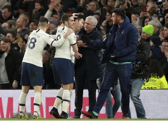 Mourinho festeja con los jugadores del Tottenham