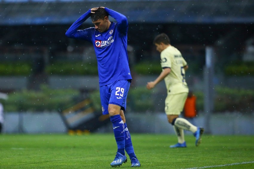 Santiago Giménez durante un partido con Cruz Azul