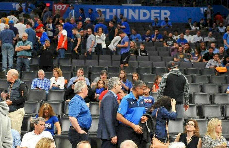 La Arena del Thunder desalojada por aficionados