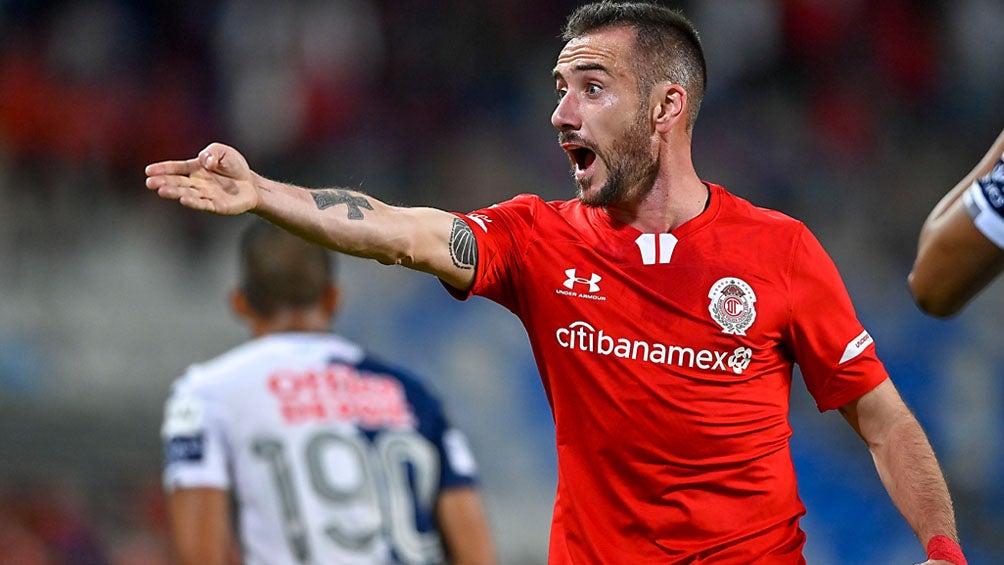 Federico Mancuello durante un duelo con Toluca