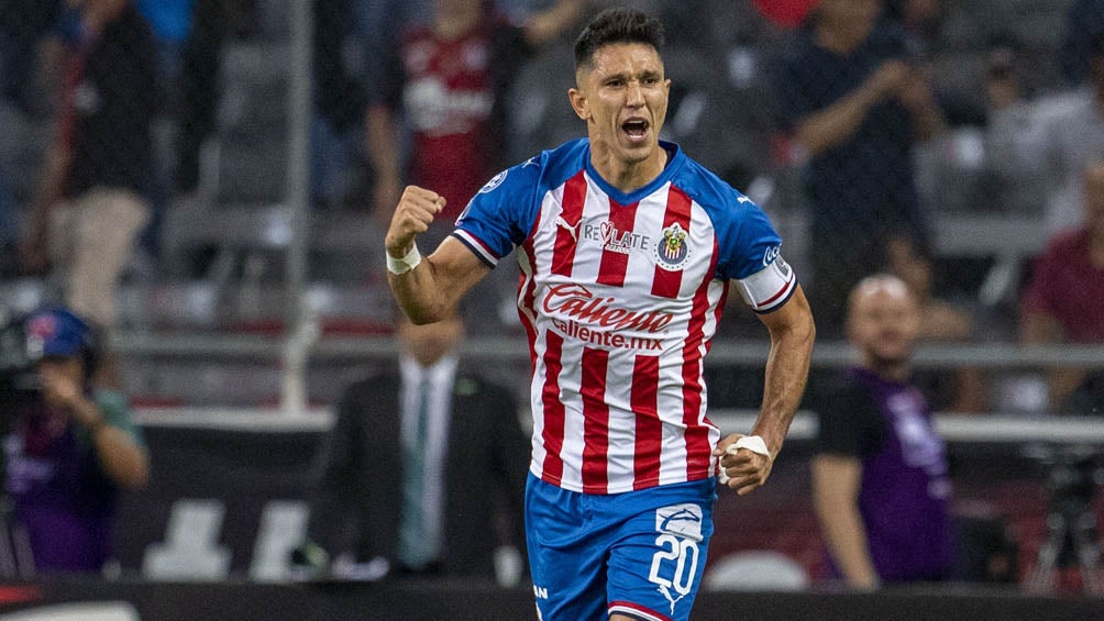 Jesús Molina celebra una anotación con Chivas 