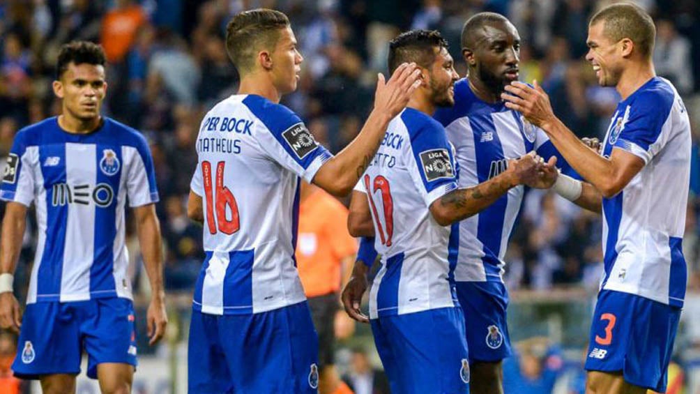 Elementos del Porto festejan un gol en la Liga de Portugal