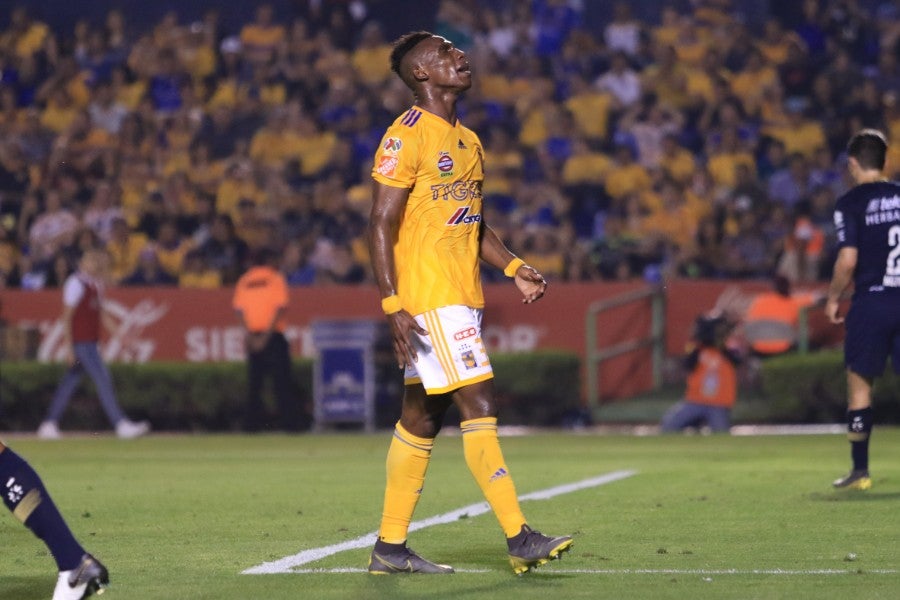 Julián Quiñones durante un partido con Tigres