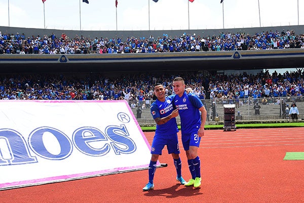 Yotún y Jonathan Rodríguez festejan un gol 