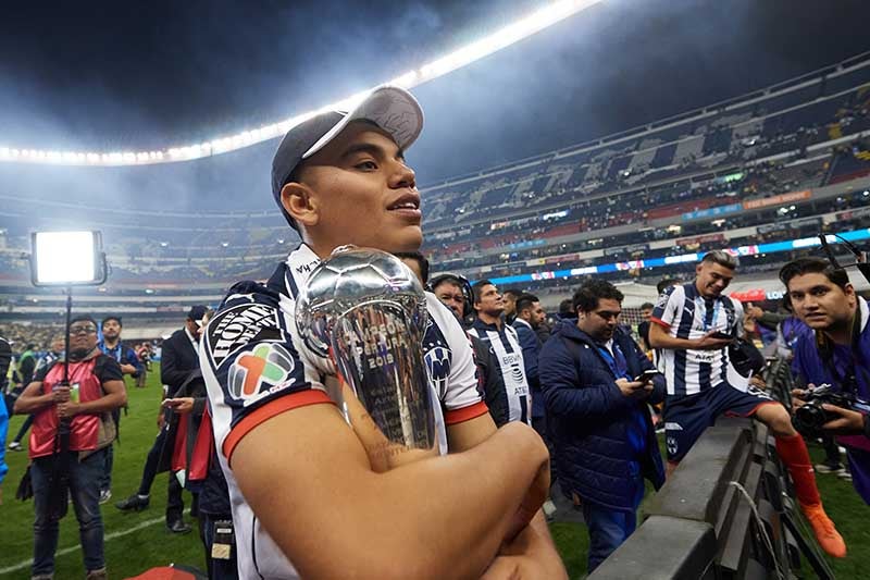 Charly posa con el trofeo de la Liga MX