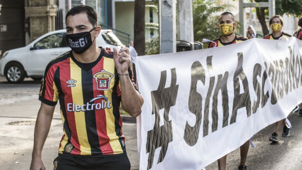 Omar Bravo en protesta con Leones Negros