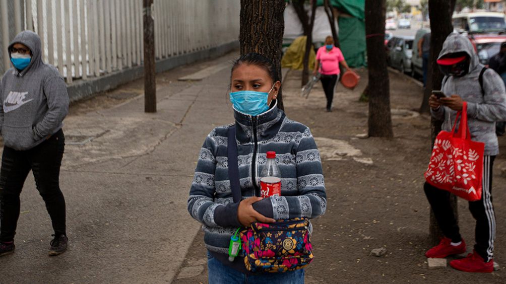 Personas con cubrebocas en Iztapalapa