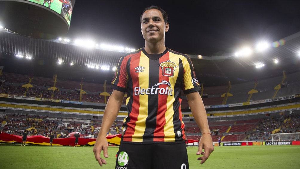 Omar Bravo posa con la camiseta de UdeG