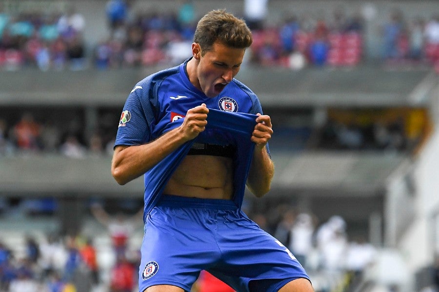 Santiago Giménez celebrando un gol con Cruz Azul