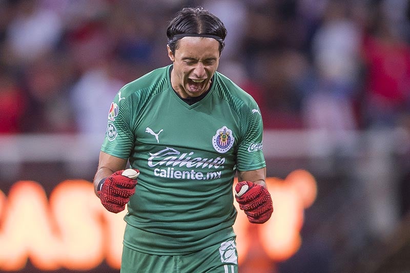 Toño Rodríguez celebra un gol de las Chivas 