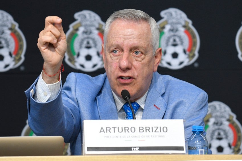 Arturo Brizio durante una conferencia de prensa