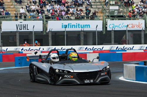 El piloto mexicano durante una carrera