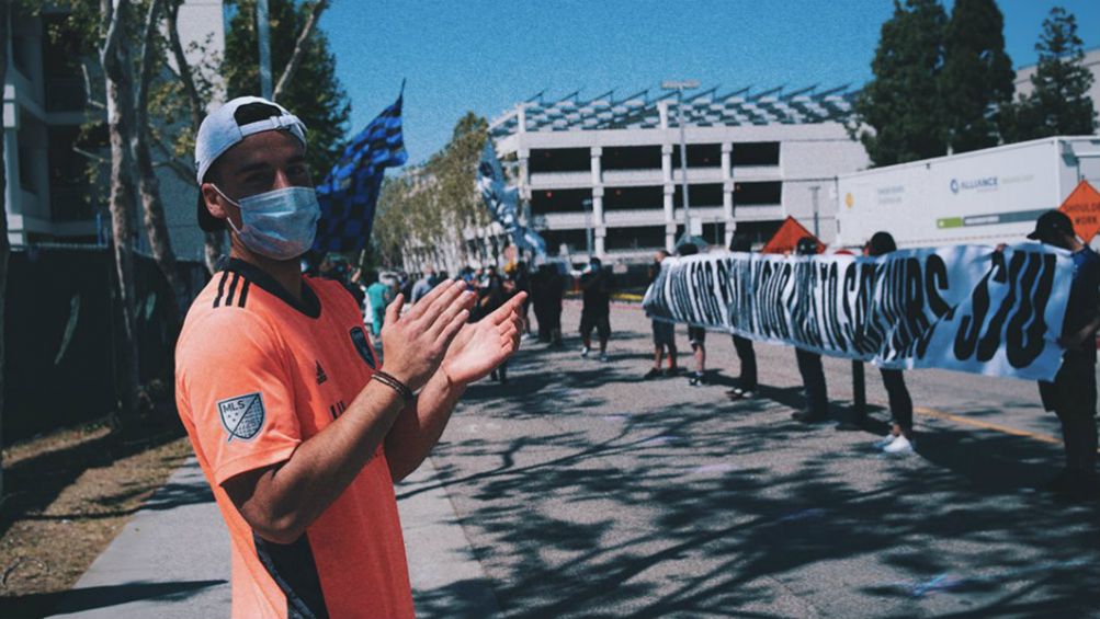 Afición apoyando a doctores en el hospital de Santa Clara