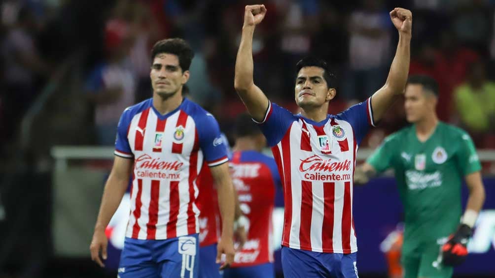 Jesús Sánchez celebra una victoria de Chivas 