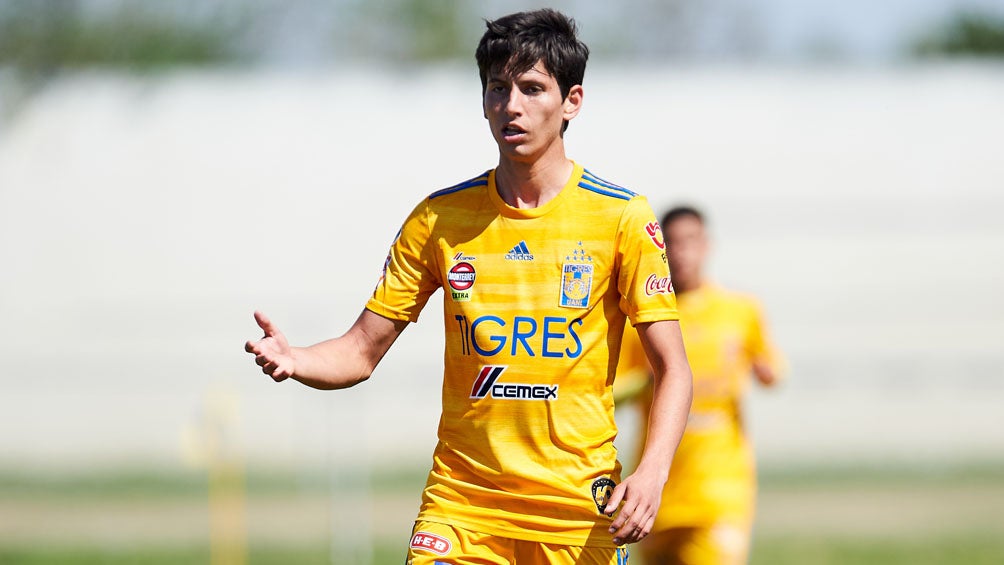 Jürgen Damm durante un duelo con Tigres Sub 20