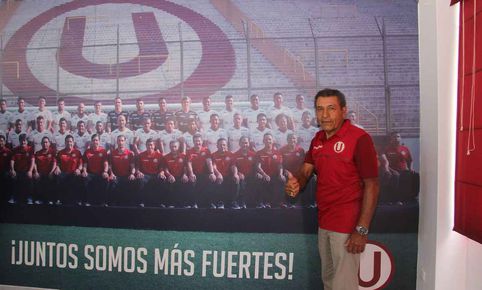 Héctor Chumpitaz con la indumentaria de Universitario