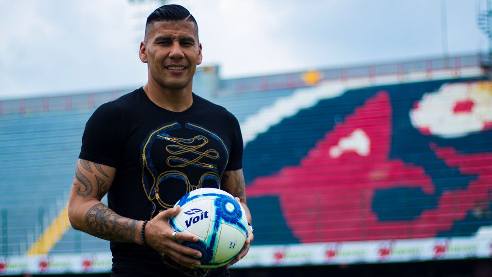 Carlos Salcido posa en el Estadio de Veracruz 