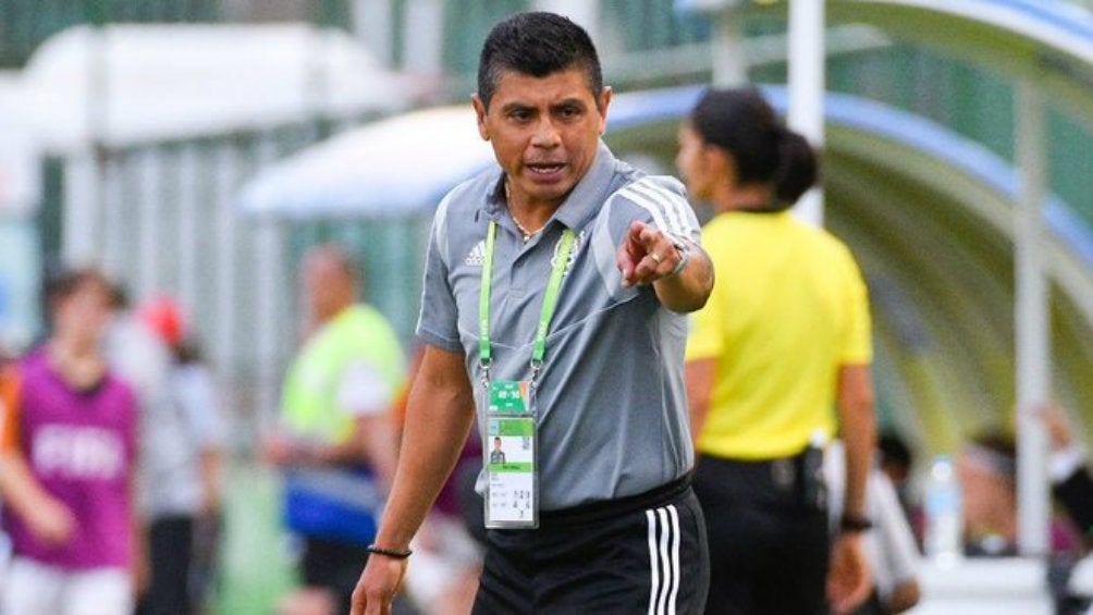 Chima Ruiz dirigiendo la Selección Mexicana Sub-17