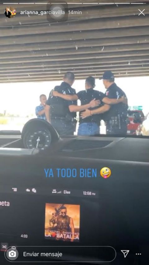 Elías Hernández junto a dos policías