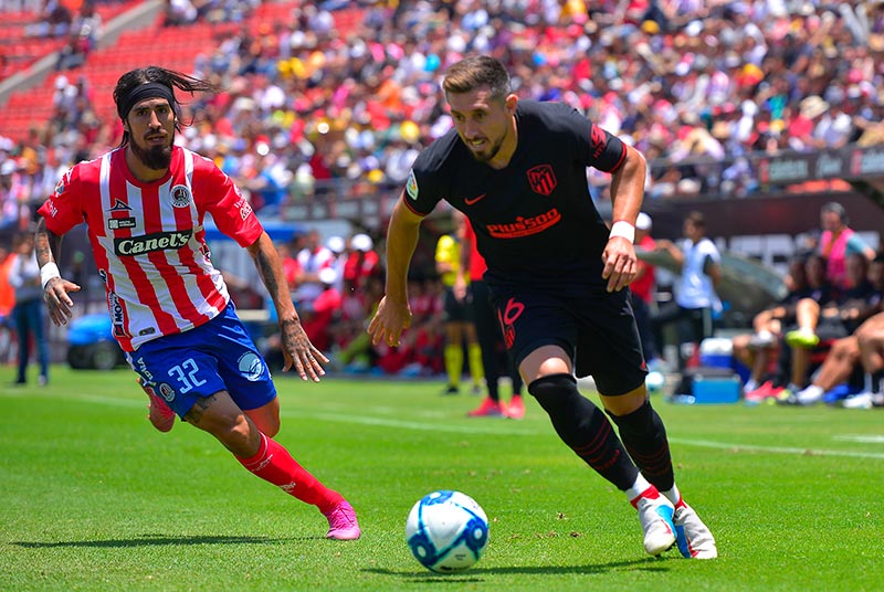 El centrocampista mexicano enfrentando a San Luis con los colchoneros