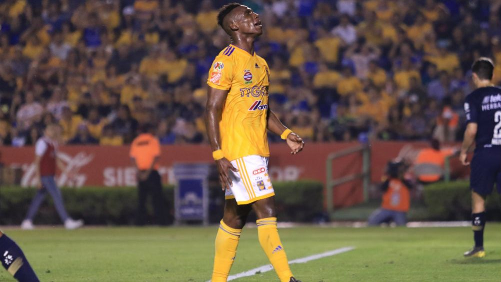 Julián Quiñones durante un partido con Tigres