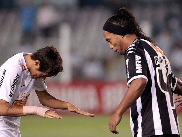 Neymar y Ronaaldinho en un Santos vs Atlético Mineiro