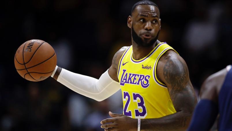 LeBron Jame durante un partido con los Lakers