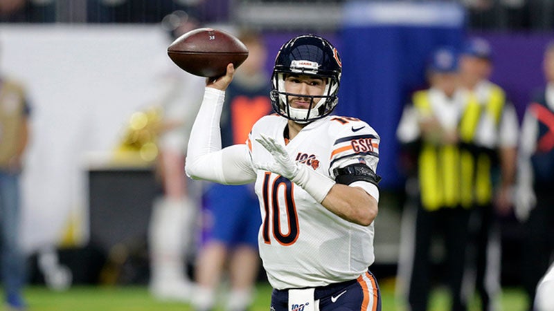 El quarterback lanza un pase durante un partido