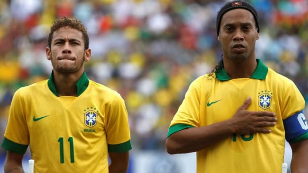 Neymar y Ronaldinho con la selección de Brasil