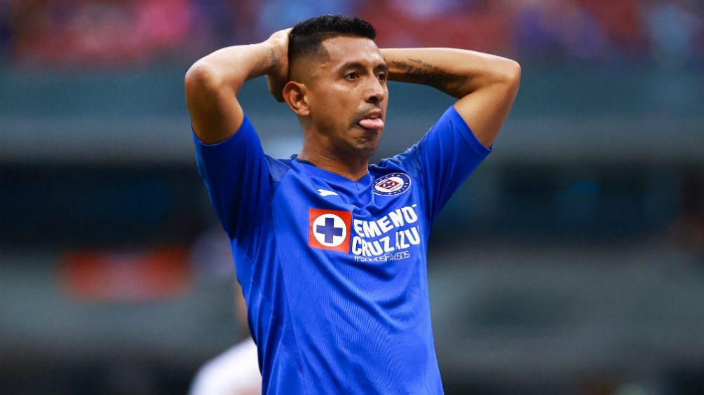 Elías Hernández durante un partido del Cruz Azul