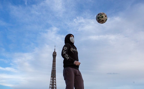 Futbolista juega en París durante la pandemia del coronavirus