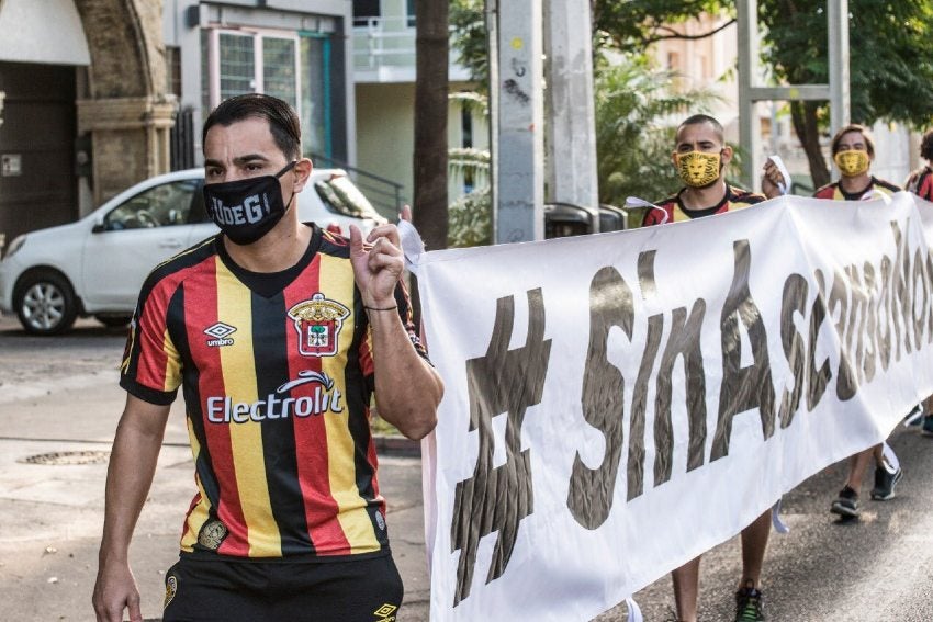 Jugadores de Leones Negros protestan en La Minerva