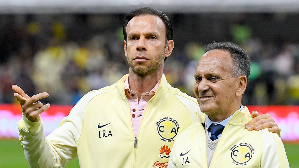 Zague, durante el homenaje azulcrema junto a su padre