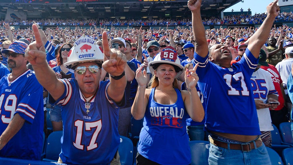 Fans de los Bills celebran en el estadio