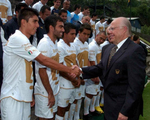 Narro saludando a los jugadores de Pumas