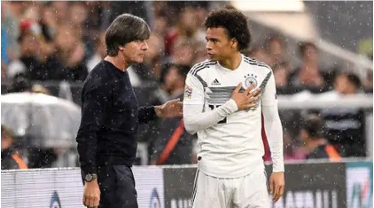 Joachim Low hablando con Leroy Sané