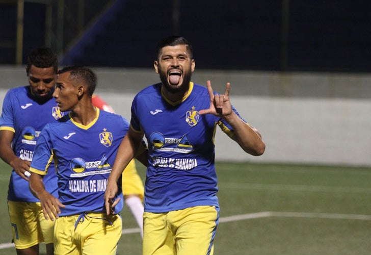 Carlos Félix, jugador del Managua celebra un gol