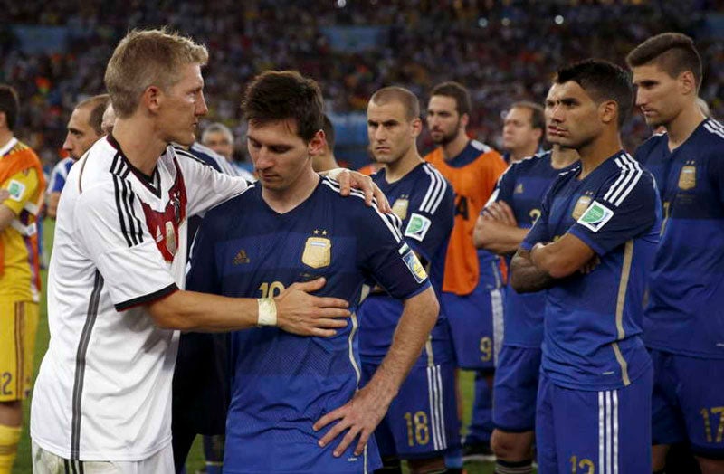 Messi es consolado tras perder la Final del Mundial 2014