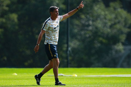 Míchel durante un entrenamiento de Pumas