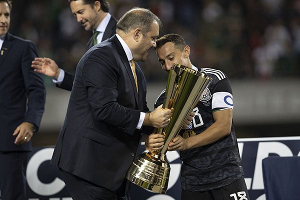 Víctor Montagliani junto a Andrés Guardado 